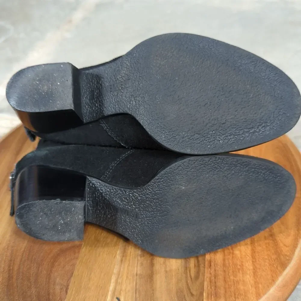 𝅺nine West‎ black suede zipped heeled bootie Woman's Size 6.5 Round Toe